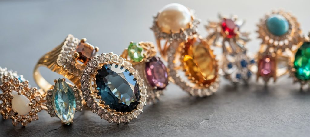 venta de diamantes. Joyería con diamantes de distintos tamaños y colores.