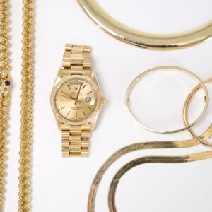 Gold jewelry and a gold Rolex watch Joyería de oro y reloj Rolex de oro