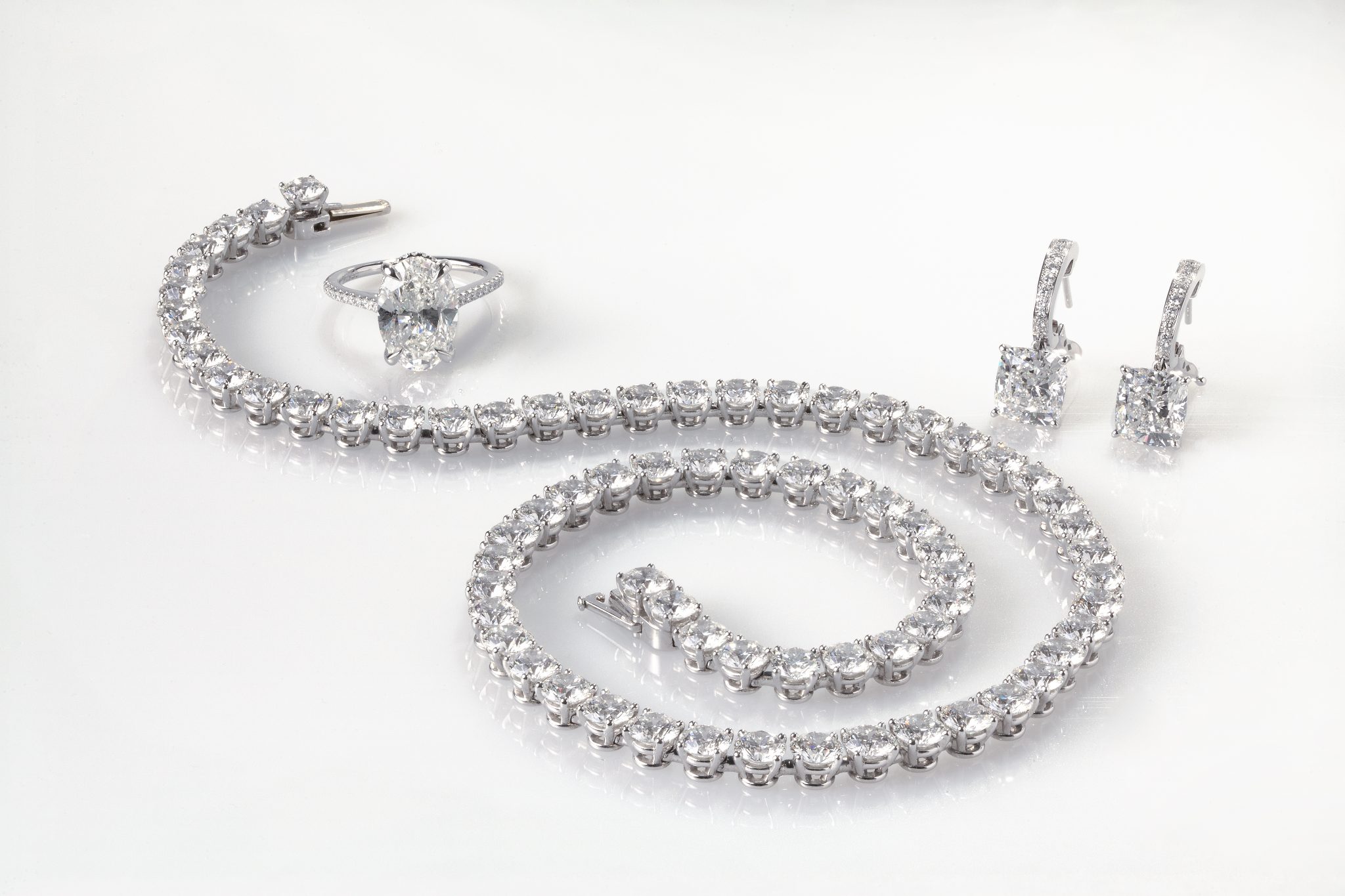 Collar, aretes y anillo con diamantes