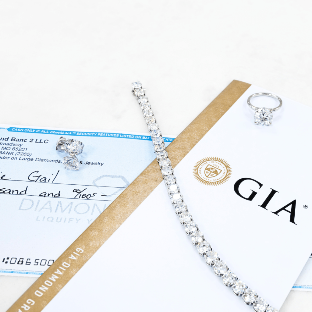 Certificado GIA junto a un anillo, aretes y brazalete de diamantes, con un cheque por la compra de diamantes sobre una superficie de mármol.