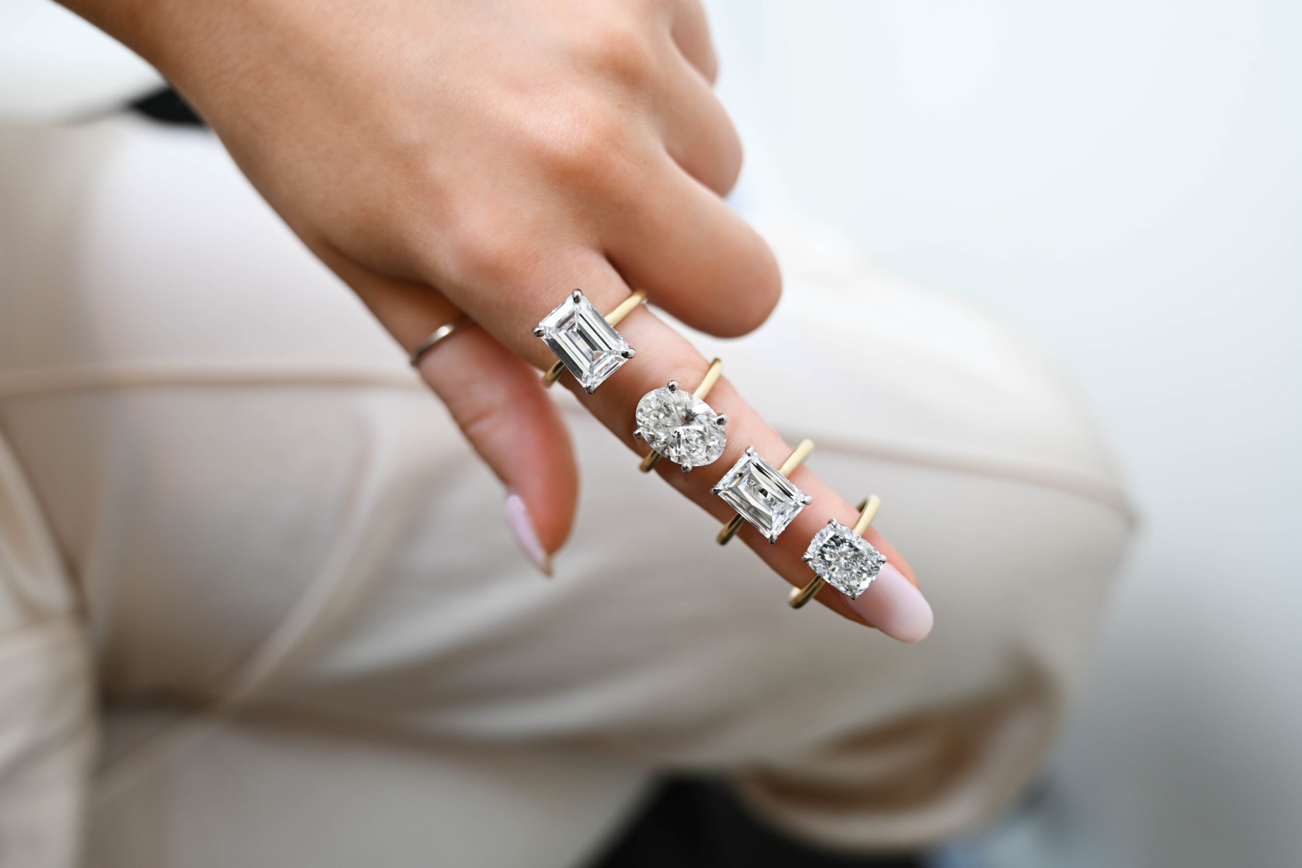 Formas de diamantes presentadas en la mano de una modelo