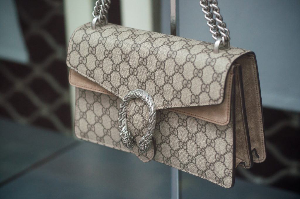 Από την κλασική Gucci Jackie μέχρι τη Fendi Baguette, σας προτείνουμε τις καλύτερες vintage τσάντες που αξίζουν μια θέση στην συλλογή σας.