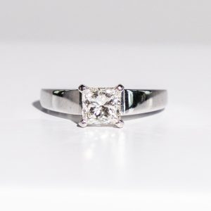 Engagement diamond ring